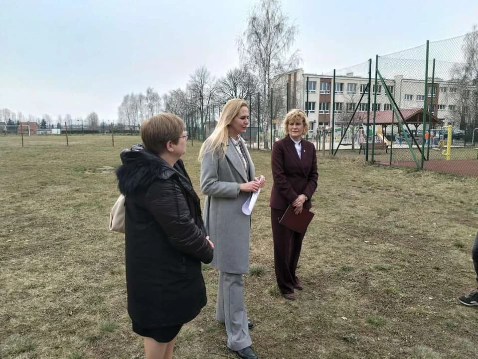 Konferencja prasowa, w której wzięły udział: posłanka Koalicji Obywatelskiej Alicja Łuczak, burmistrz Jarocina Urszula Wyremblewska-Korzyniewska i prezes JTBS-u Kinga Ławniczak — zdjęcie 2 z 3
