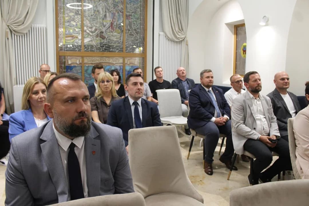 Uroczyste podpisanie umów w konkursie "Pięknieje wielkopolska wieś". Ze słodyczami z herbem Jarocina [ZDJĘCIA] — zdjęcie 6 z 52