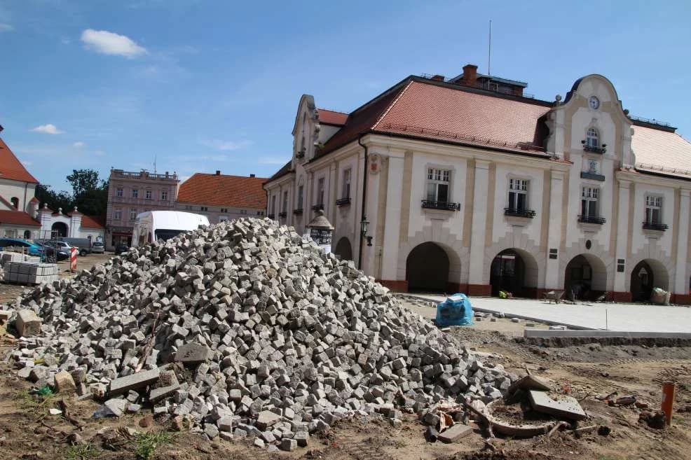 Rewitalizacja centrum Jarocina. Gdzie się podziała kostka z płyty Rynku? [ZDJĘCIA]