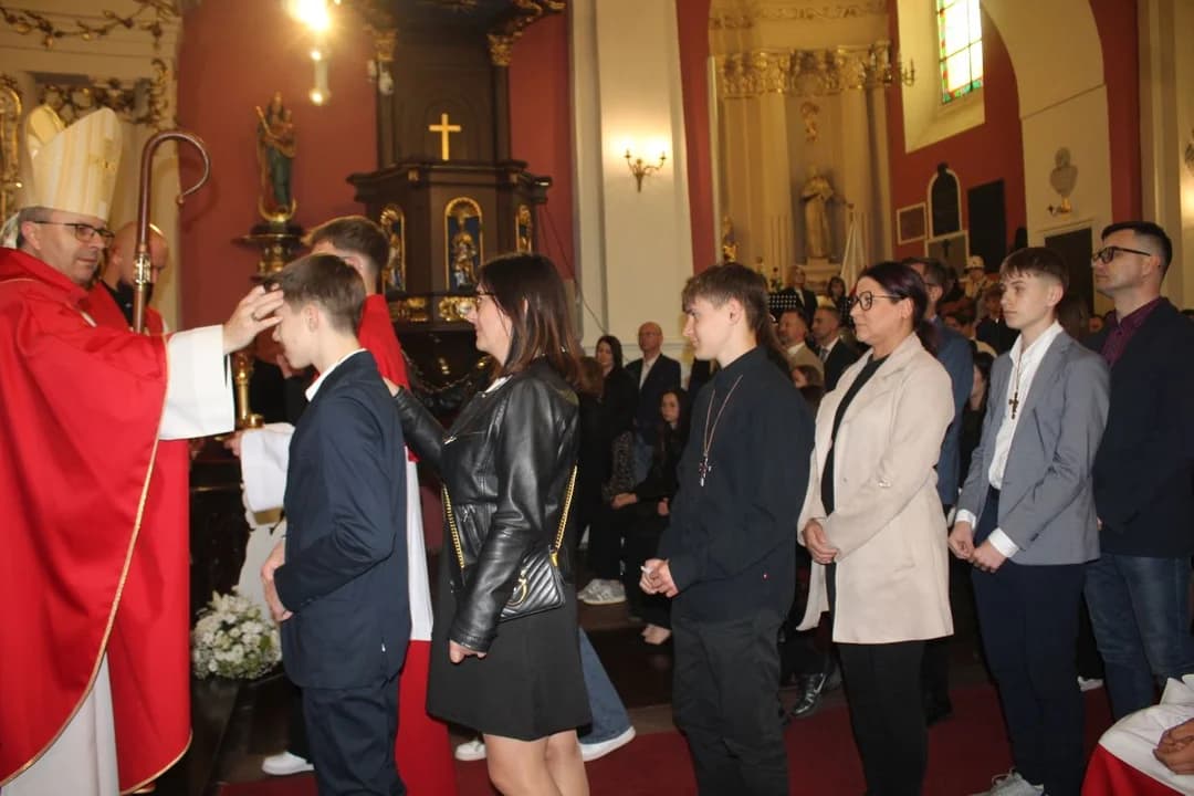 Biskup kaliski Damian Bryl udzielił bierzmowania 75 osobom z parafii św. Marcina w Jarocinie [ZDJĘCIA]