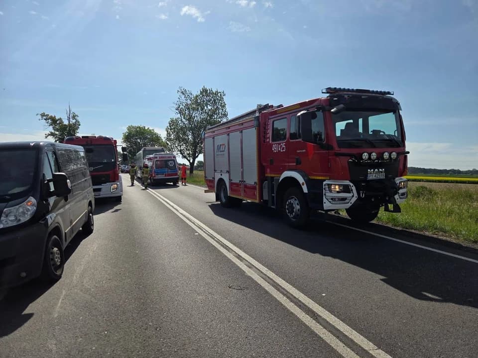 Śmiertelny wypadek w Lutogniewie. Zderzenie autobusu i dwóch samochodów — zdjęcie 5 z 14