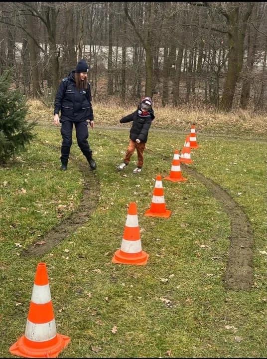 Sierż. Agata Jurgawka z dzielnicowa z Komendy Powiatowej Policji w Jarocinie — zdjęcie 4 z 5