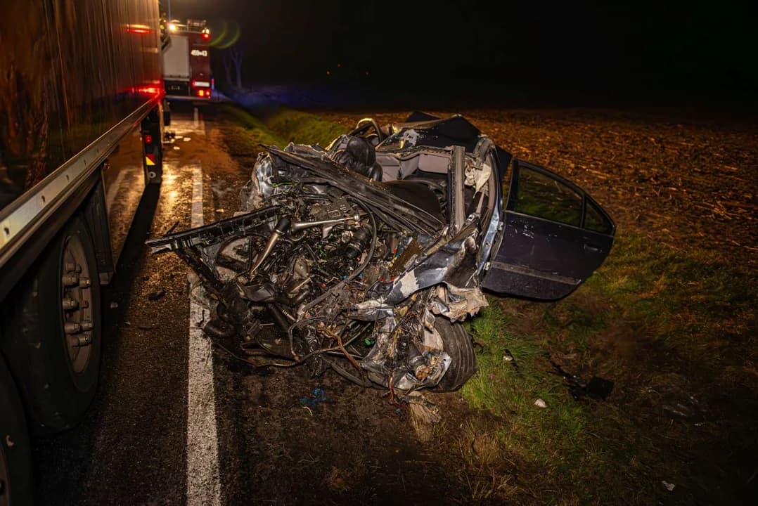 Śmiertelny wypadek na drodze krajowej nr 11 w Kotlinie. Policja ustala tożsamość kierowcy peugeota [AKTUALIZACJA]