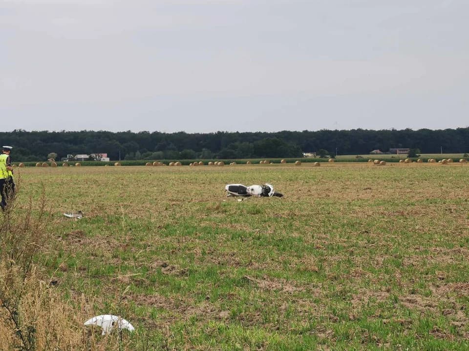 Zderzenie motocyklisty z samochodem osobowym na drodze między Roszkowem a Siedleminem.  [ZDJĘCIA]