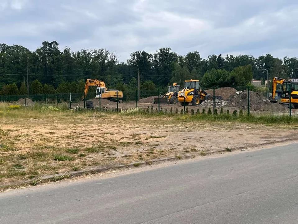 Mieszkańcy jarocińskiego osiedla boją się zalania. Wszystko przez dziurę, do której do tej pory spływały wody