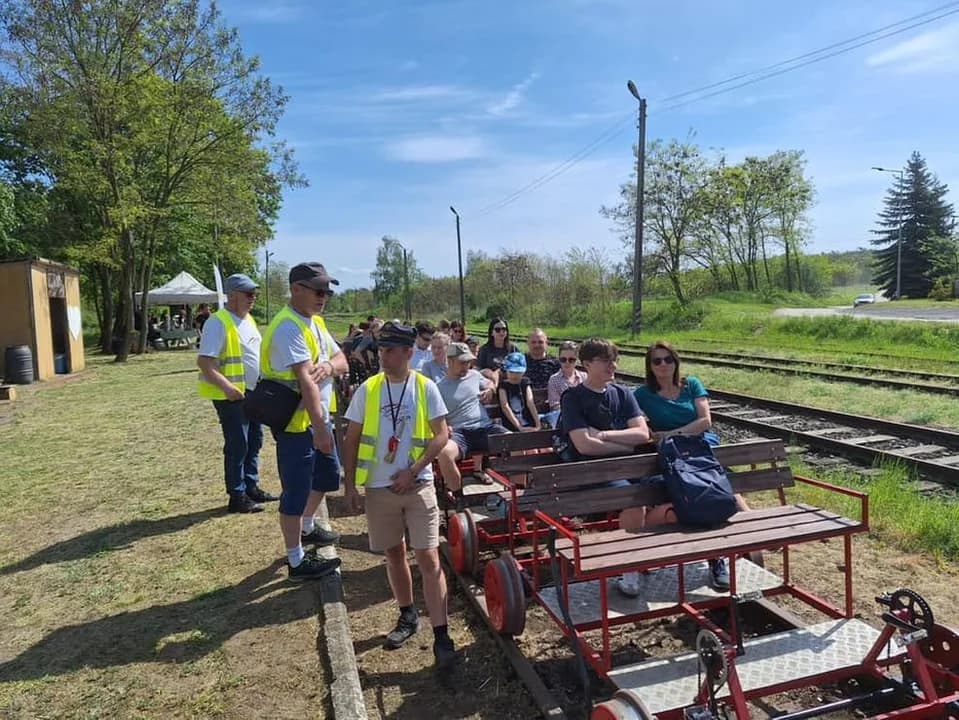 Weseli Ogrodnicy na drezynach. Piknik dla Fundacji Ogród Marzeń na stacji Brzostów Wlkp. — zdjęcie 5 z 135