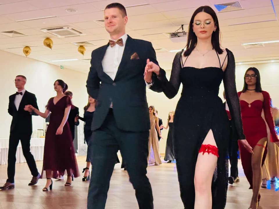 Studniówki 2025. Licealiści ze społecznego w Jarocinie zainaugurowali bale na 100 dni przed maturą
