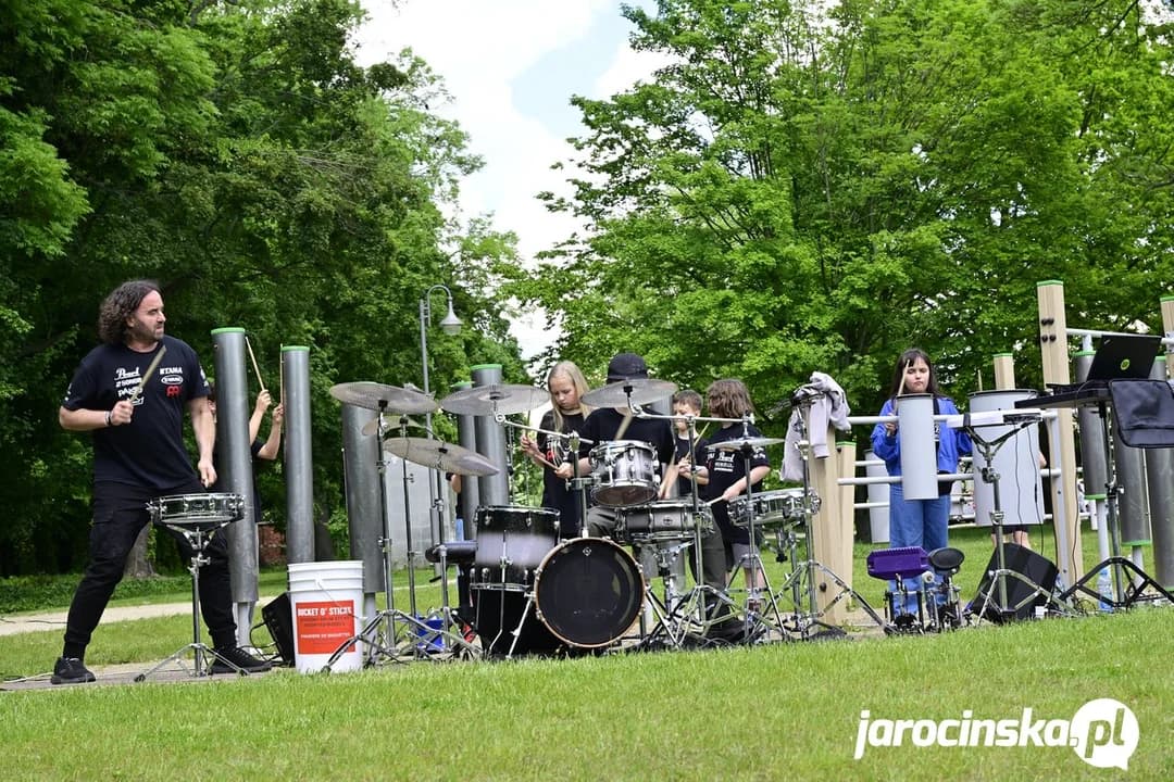 Koncert Parkowe Rytmy i Uderzenia w Jarocinie w wykonaniu uczniów klasy perkusji Marcina Rausza PSM w Jarocinie