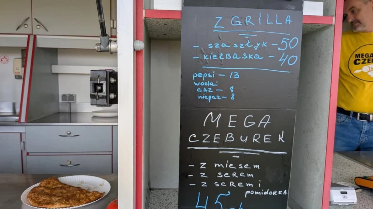 Stoisko z rzeczami z grilla i czeburekami w strefie gastronomicznej na Jarocin Festiwal 2025