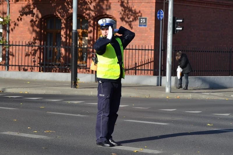 światło zielone - ruch otwarty dla nadjeżdżających z prawej i lewej policjanta