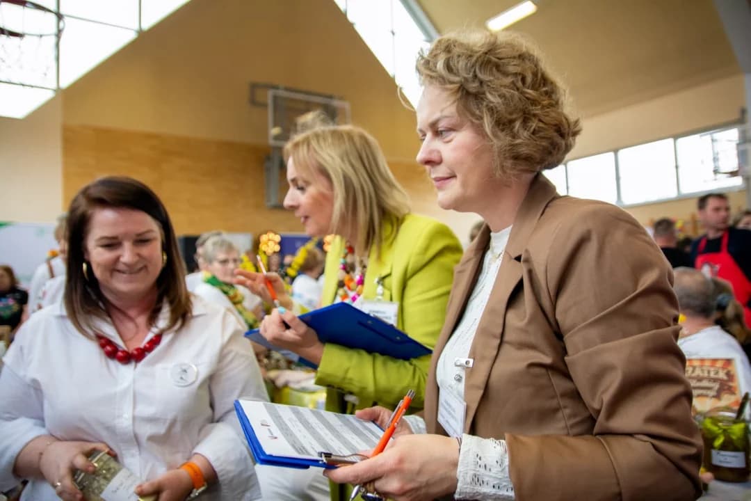 Wielkie tarcie chrzanu w Chrzanie. Przy tarkach stanęło blisko 100 KGW z całej Wielkopolski  [ZDJĘCIA, AKTUALIZACJA]
