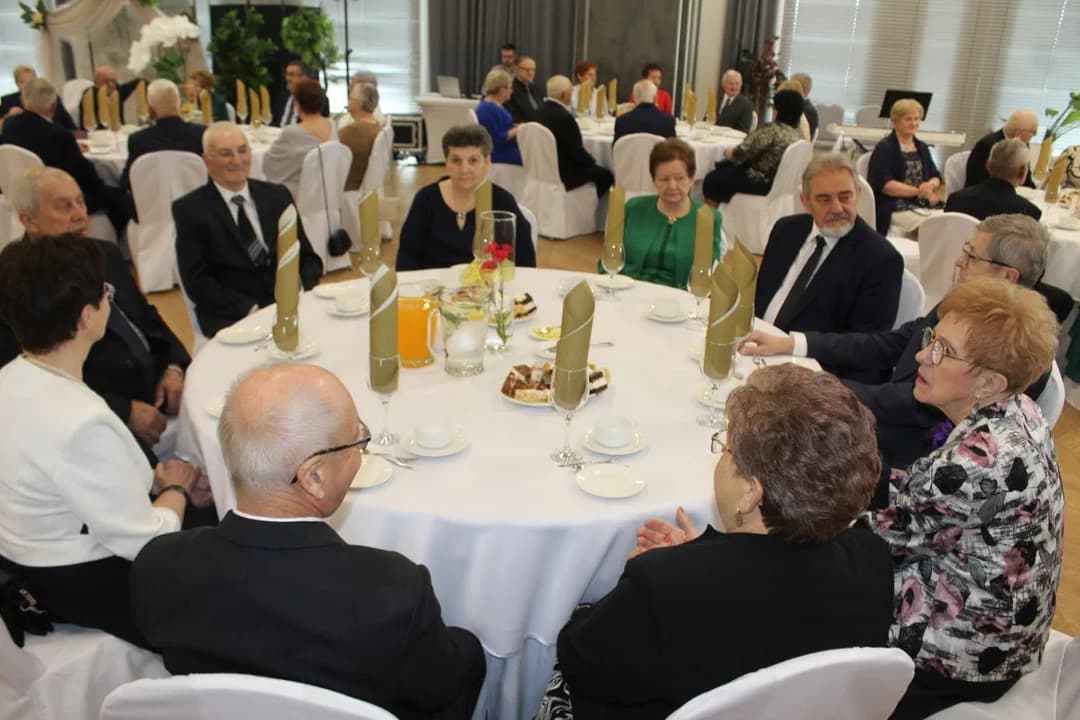 Na te medale czekali dłużej niż zwykle. Wyjątkowa uroczystość dla par świętujących 50. rocznicę ślubu w Jarocinie [ZDJĘCIA] — zdjęcie 2 z 230