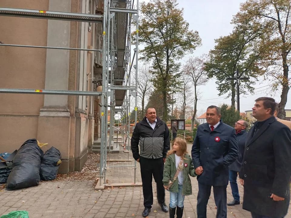 Burmistrz z proboszczem na kościelnym dzwonie w Cielczy. Wcześniej gmina dała 100 tysięcy  [ZDJĘCIA]