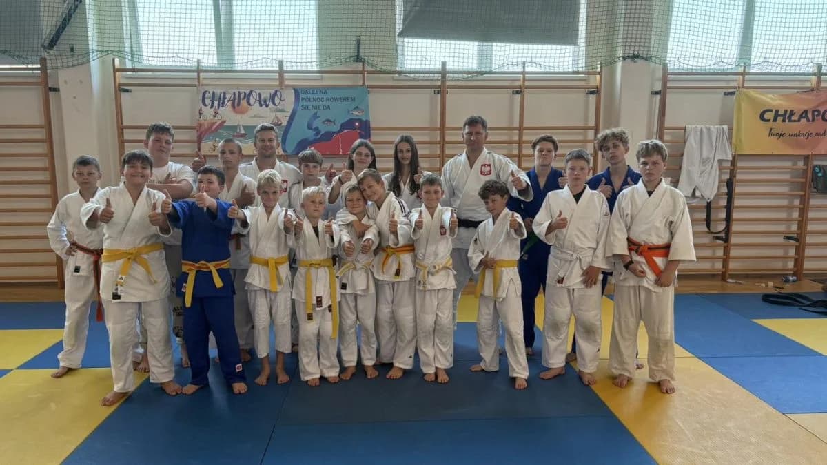 Obóz judo organizowany przez Ippon Jarocin. Na zdjęciu zawodnicy wraz z trenerami: Michałem Wyrwińskim i Damianem Przestackim