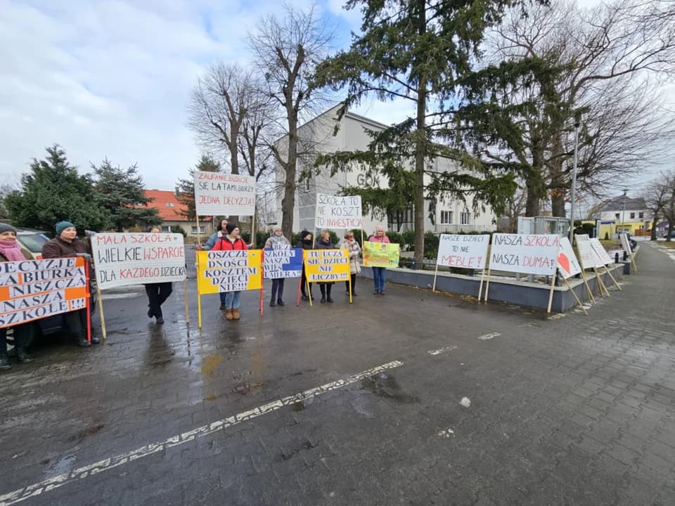 Radni obradują, ludzie protestują. Pod urząd przyszło kilkanaście osób z transparentami — zdjęcie 6 z 40