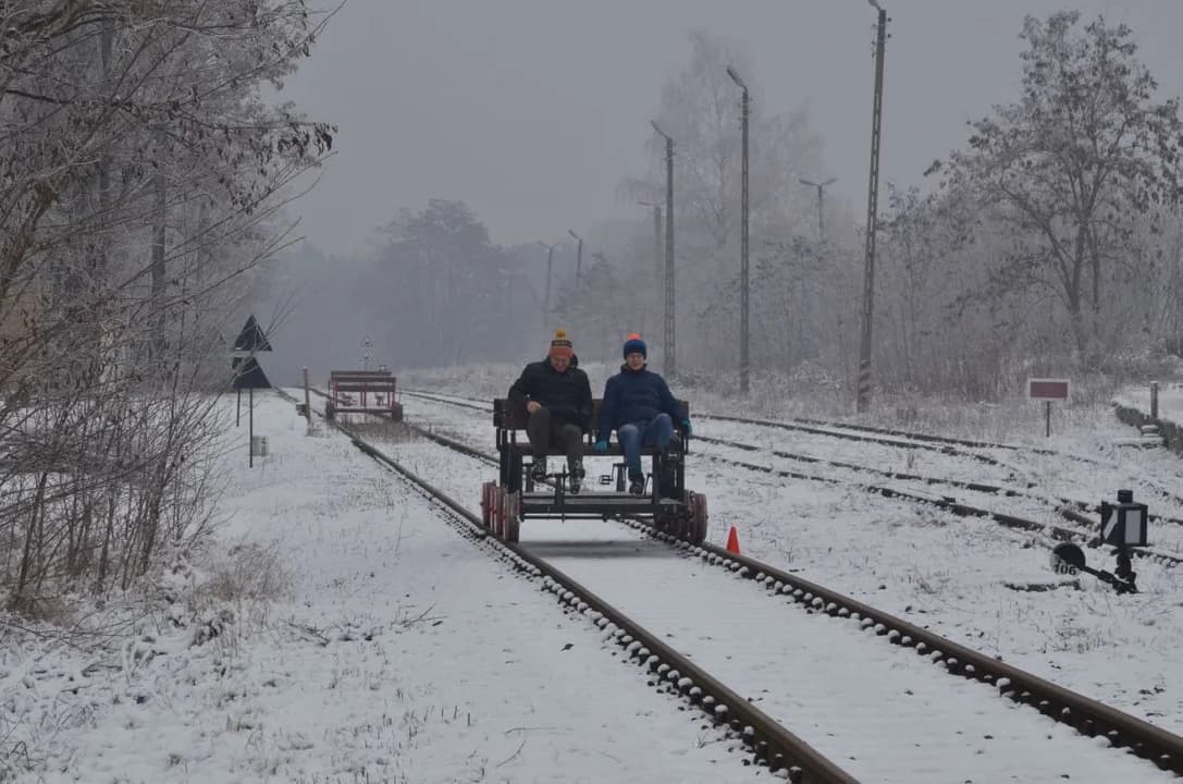 Rajd samochodów terenowych dla dzieci z Domu Dziecka w Górze