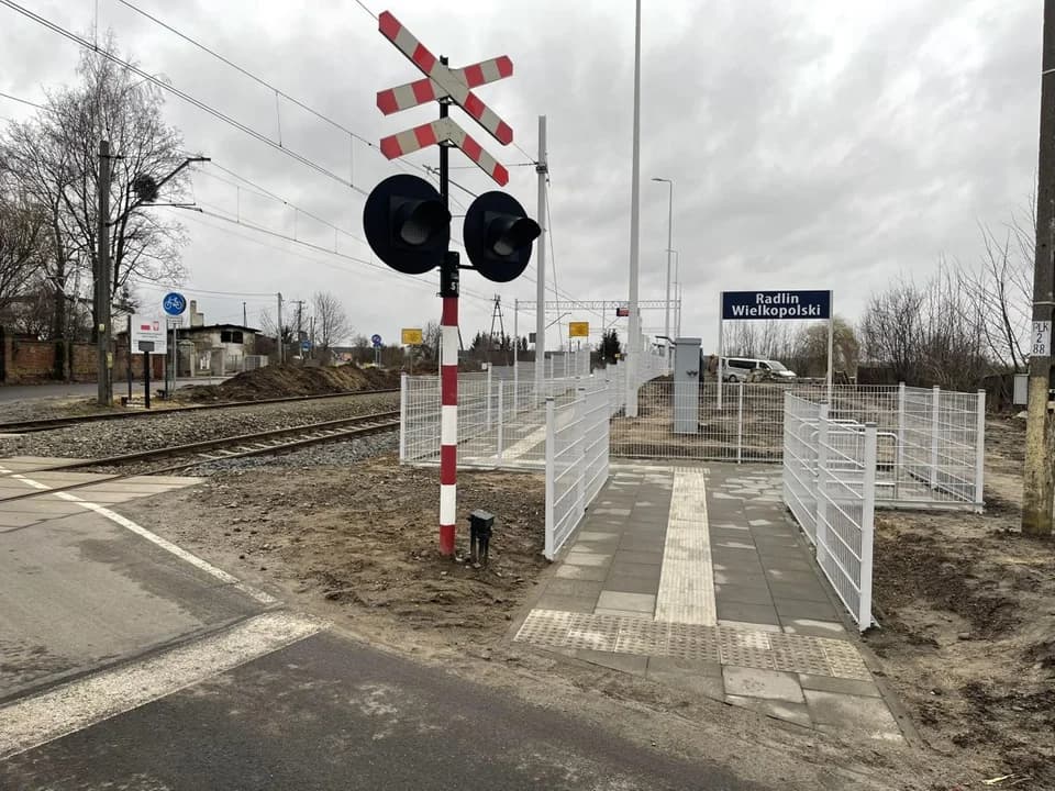 Kierowcy skarżą się na ograniczoną widoczność na przejeździe kolejowym w Radlinie — zdjęcie 6 z 9
