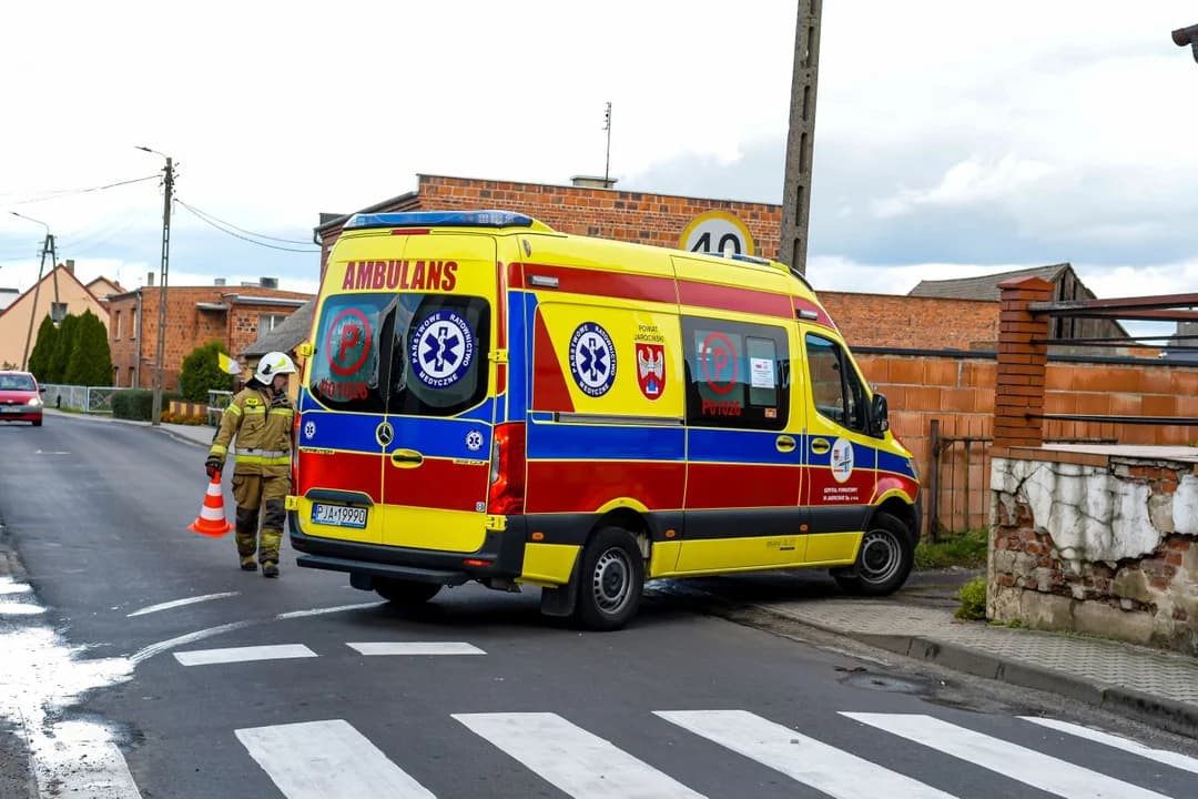 Zderzenie dwóch aut w Noskowie. Jedno zatrzymało się na terenie posesji — zdjęcie 6 z 10