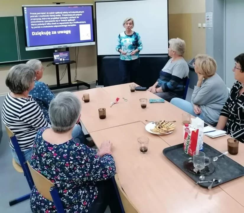 Uczniowie, nauczyciele i seniorzy na warsztatach cyfrowych w szkole w Klęce