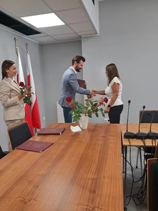Uroczystego wręczenia dokumentów dokonał wójt gminy, Paweł Wyremblewski.