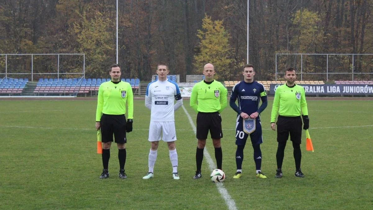Zacięte derby powiatu jarocińskiego przy niemal pełnych trybunach [ZDJĘCIA] — zdjęcie 4 z 55