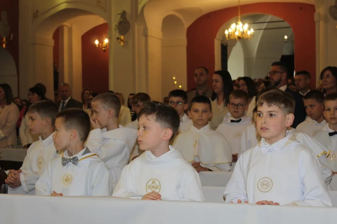 Pierwsza Komunia Święta w parafii św. Marcina w Jarocinie [ZDJĘCIA] — zdjęcie 6 z 344