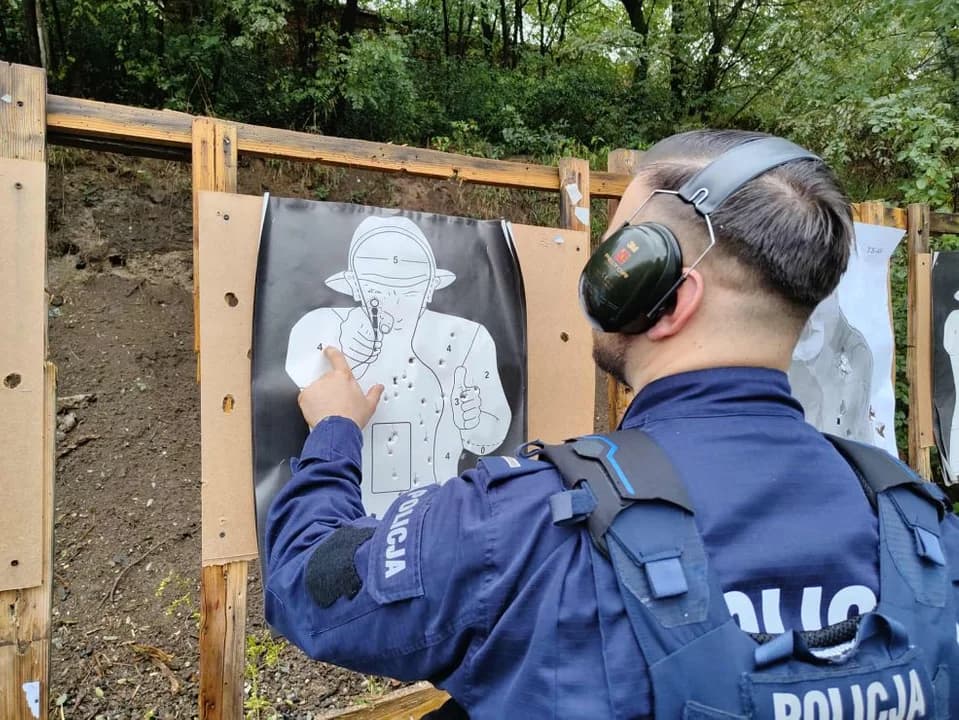 Funkcjonariusze pojechali na strzelnicę. "W swojej służbie policjanci mogą spotkać się z różnymi sytuacjami" — zdjęcie 2 z 9