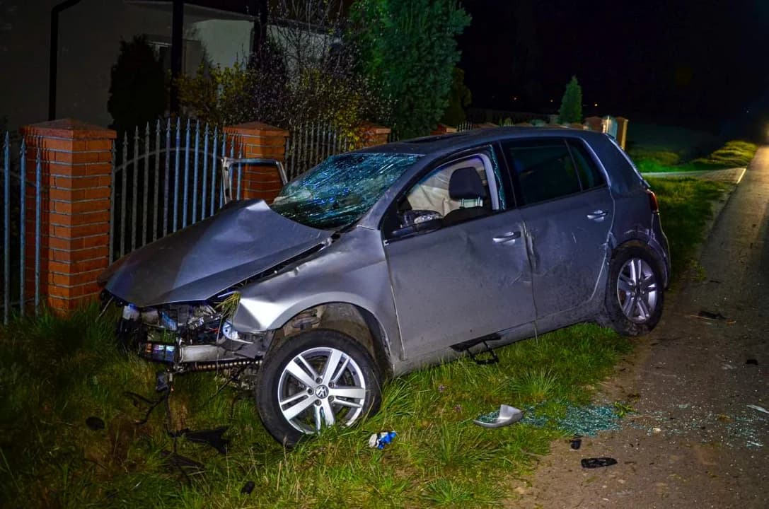 Auto dachowało w Ludwinowie. Droga zablokowana [AKTUALIZACJA]