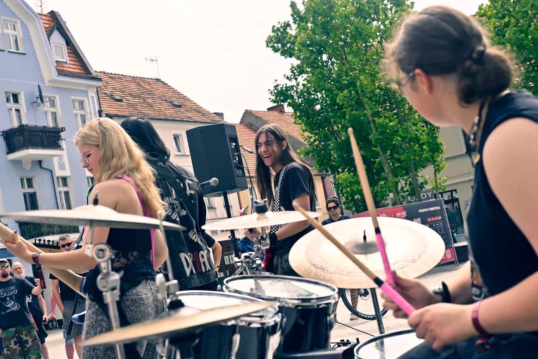 Jarocin Festiwal 2026. Występ zespołu Rozkład Jazdy i wystawa kończąca warsztaty plastyczne