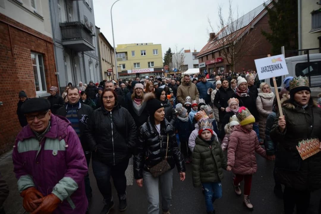 14. Jarocińskie Kolędowanie z Orszakiem Trzech Króli. Najwięcej było przedszkolaków  [ZDJĘCIA]