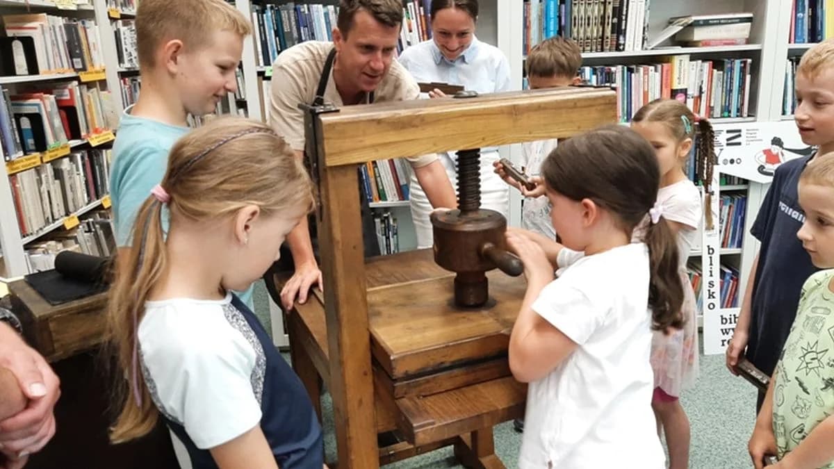 Jak za czasów Gutenberga. Wyjątkowe warsztaty w Bibliotece Publicznej w Jarocinie [ZDJĘCIA]