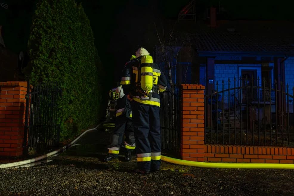 W Jaraczewie w ogniu stanął garaż z samochodem w środku