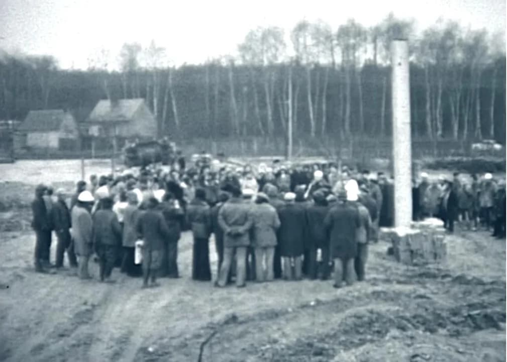 Wmurowanie aktu erekcyjnego pod budowę nowe Jarocińskiej Fabryki Mebli w Jarocinie w 1975 roku — zdjęcie 2 z 47