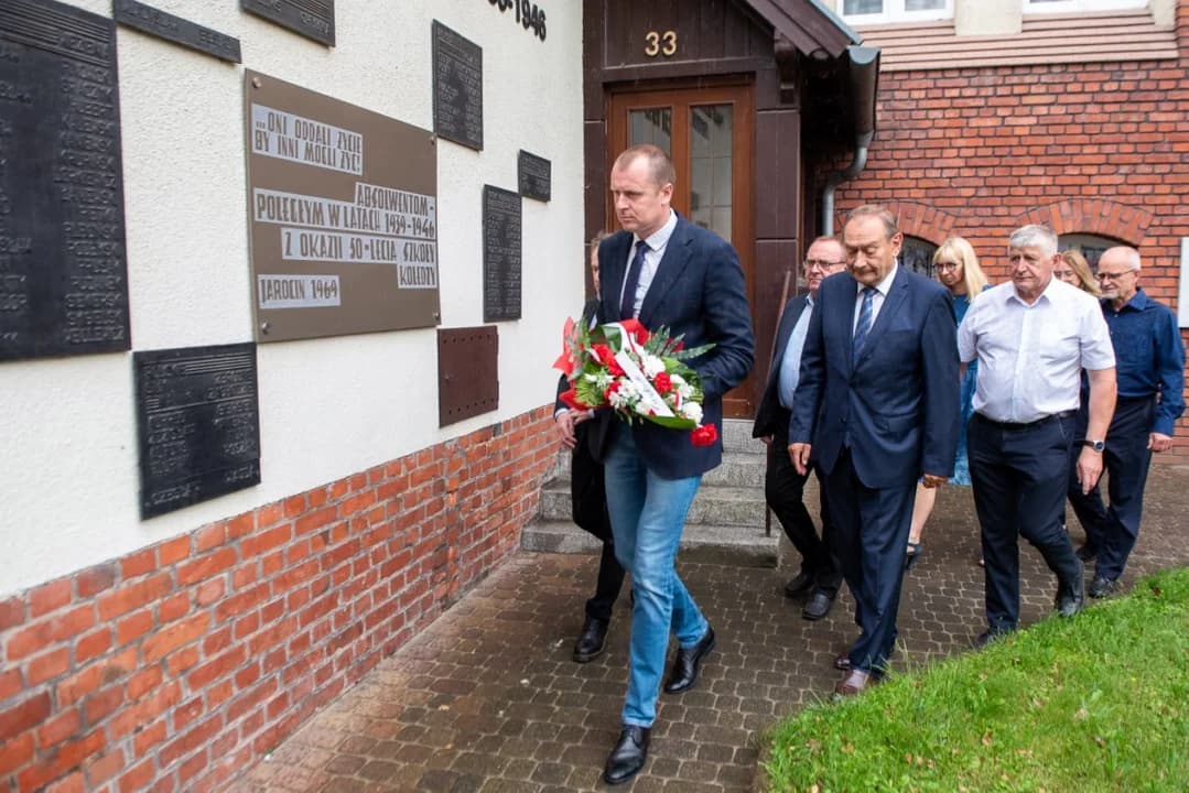 W Jarocinie uczczono symbolicznie godzinę W pod tablicą znajdującą się na ścianie Liceum Ogólnokształcącego — zdjęcie 3 z 13