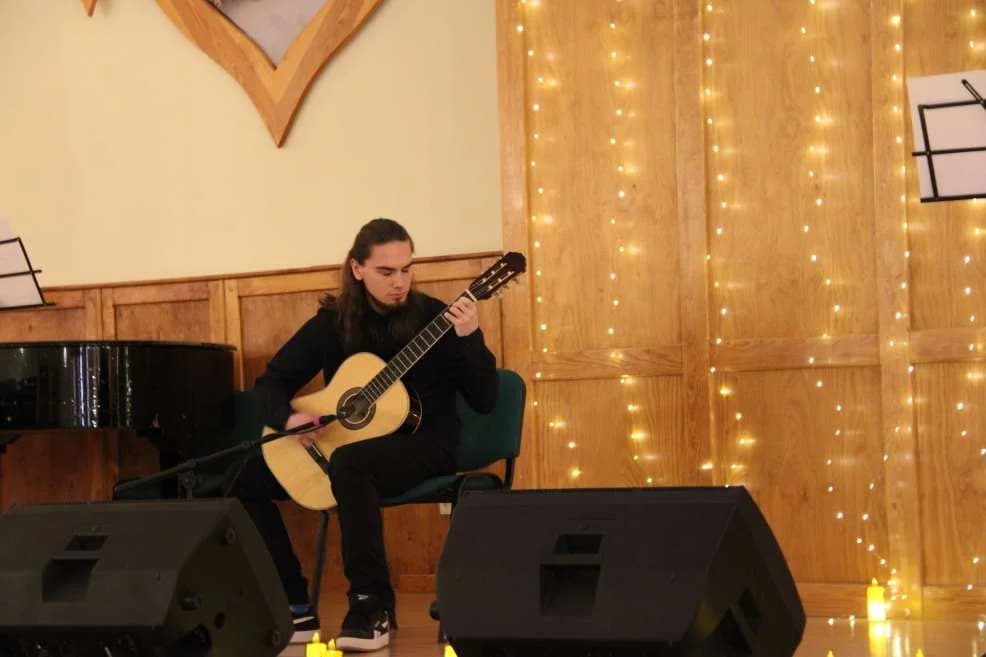Dyrektor wystąpiła razem z uczniami na scenie - wyjątkowy koncert w jarocińskiej „jedynce” [ZDJĘCIA]
