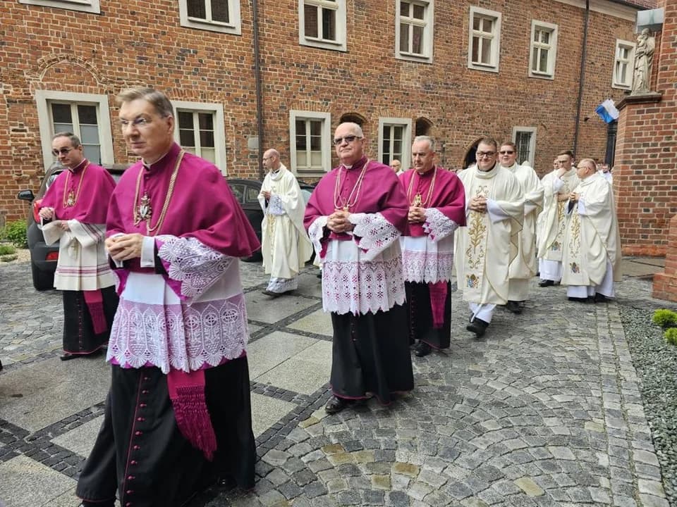 Zmiany w diecezji kaliskiej - nowi księża w naszych parafiach [ZDJĘCIA] — zdjęcie 3 z 44