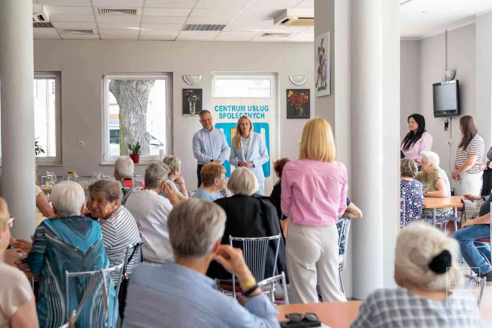 Opaski, które mogą uratować życie seniorom, rozdało Centrum Usług Społecznych w Jarocinie. Czy będą kolejne takie akcje? [ZDJĘCIA] — zdjęcie 6 z 14