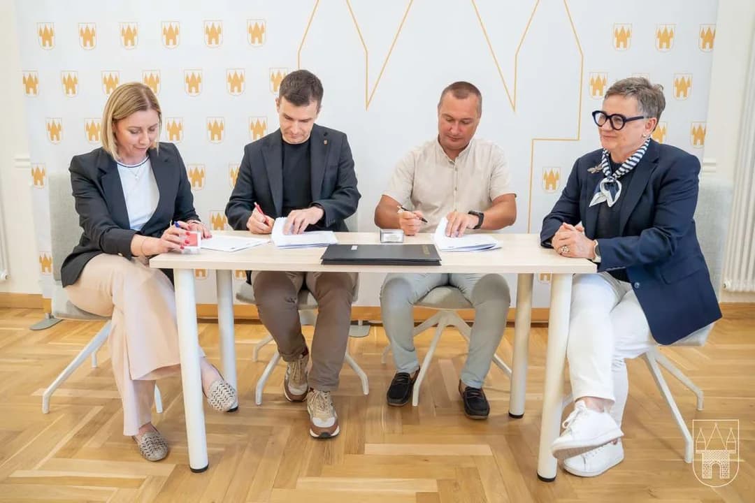 Podpisanie umów na termomodernizację świetlicy w Osieku i szkoły w Jarocinie — zdjęcie 2 z 4