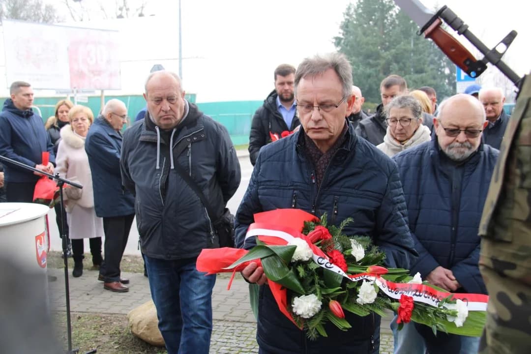 Uczcili Żołnierzy Wyklętych na mszy św. i przy pomniku w Jarocinie — zdjęcie 5 z 27