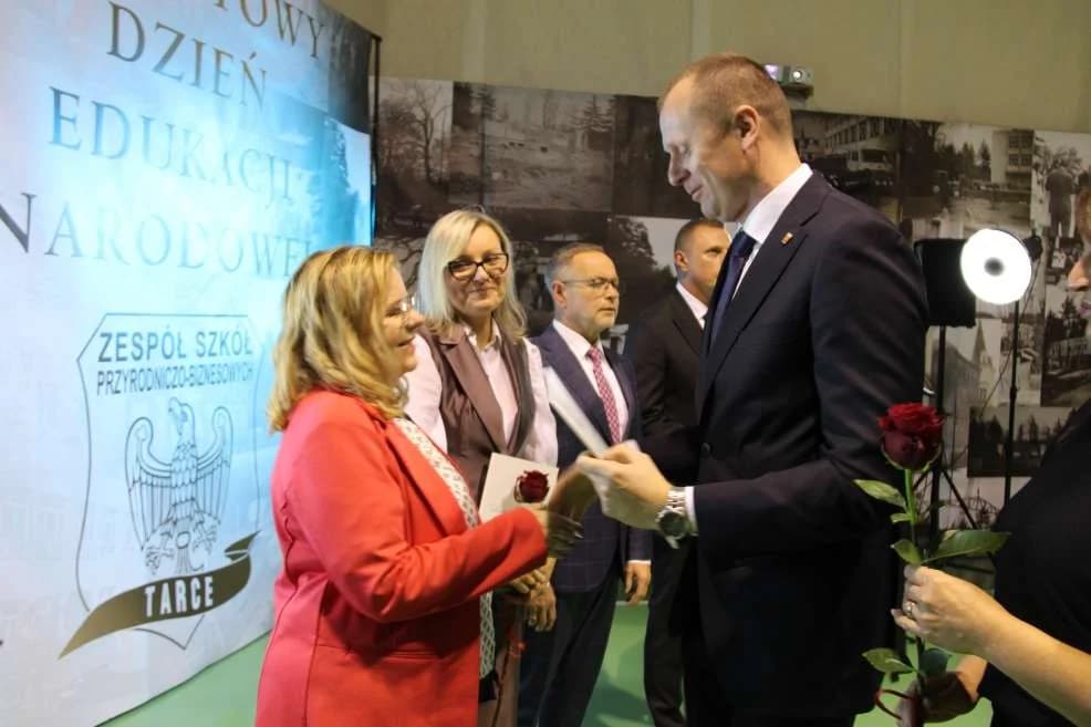 Dzień Nauczyciela w szkołach powiatu jarocińskiego - były podziękowania, kwiaty i nagrody - wiemy jakie [ZDJĘCIA]
