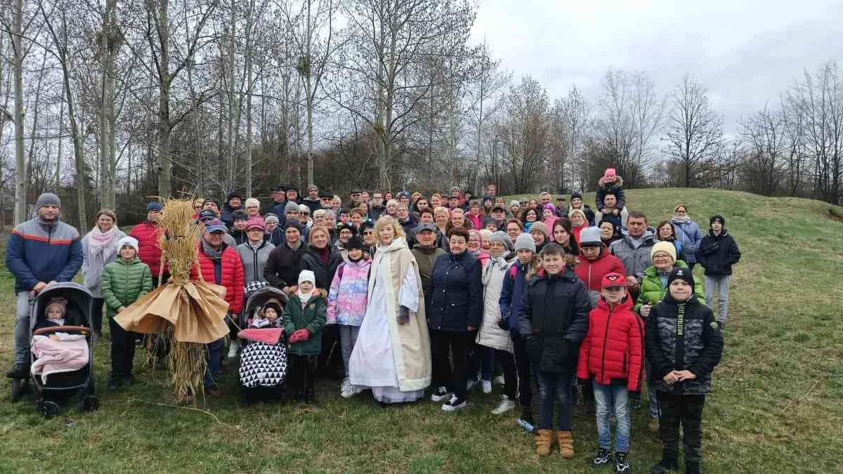 Mieszkańcy Cielczy witali wiosnę podczas spaceru
