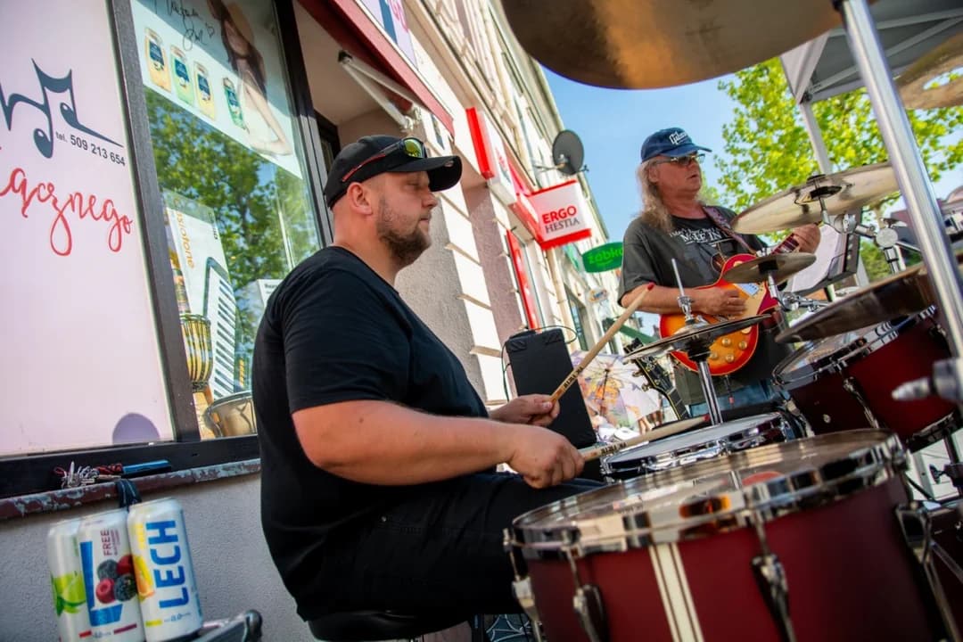 Bluesowy koncert pod sklepem u Łącznego