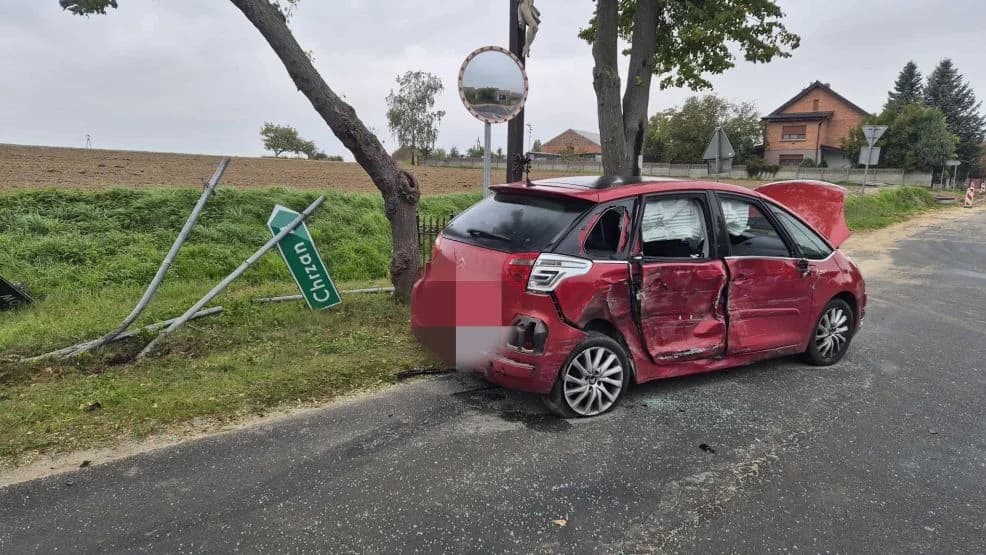 Potrzaskane auta po zderzeniu na skrzyżowaniu. Jedna osoba trafiła do szpitala — zdjęcie 2 z 3