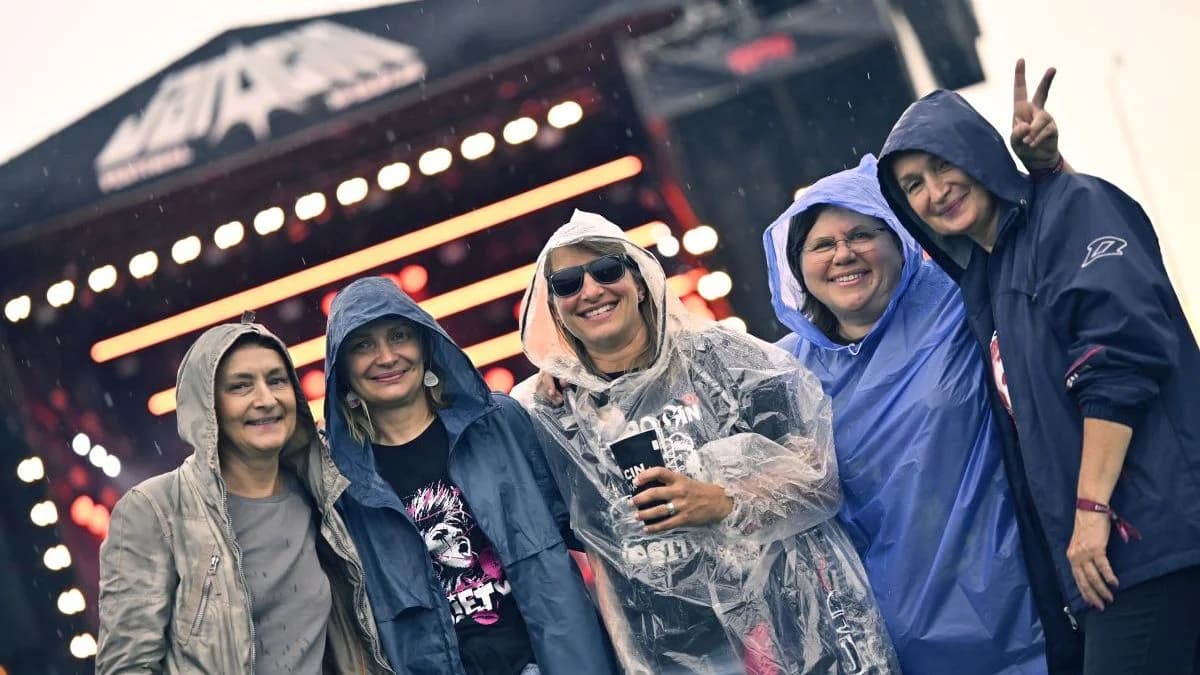 Tak bawiliście w błocie i deszczu podczas pierwszego dnia Jarocin Festiwal 2026