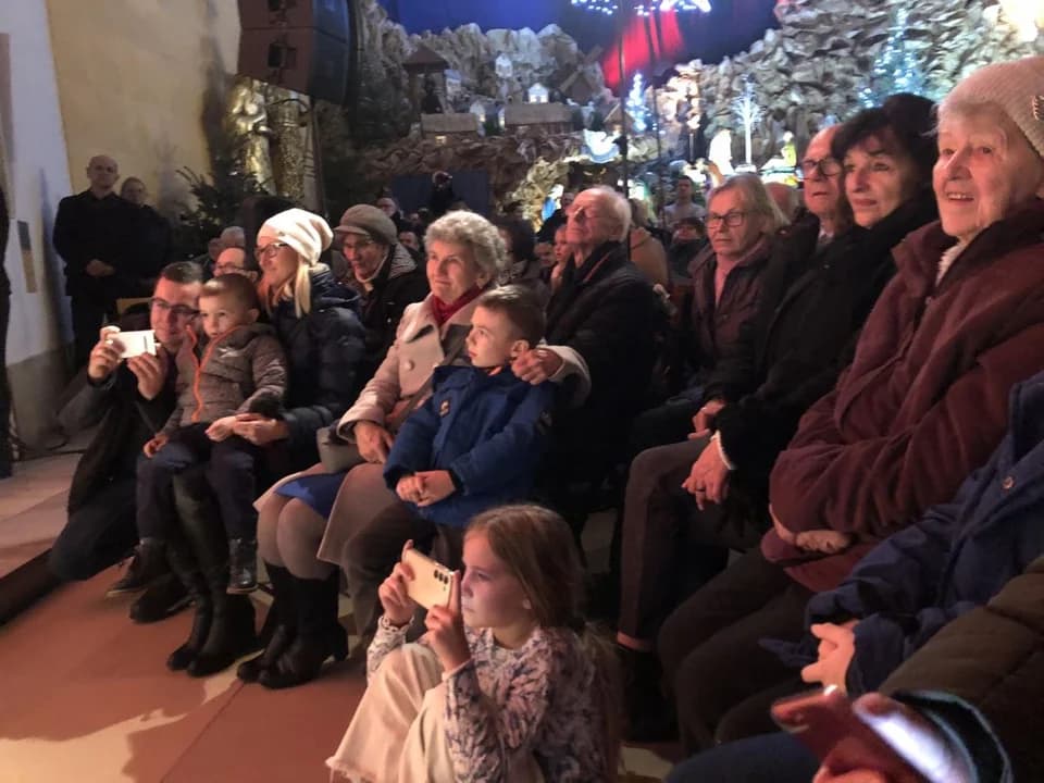 Jarociniacy kolędowali razem z góralami. Koncert na 90-lecie franciszkanów — zdjęcie 4 z 135