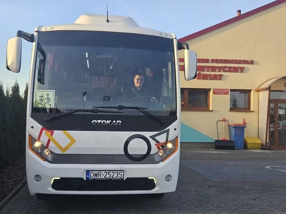 Katarzyna Kowalska jest jedyną dyrektorką, która kieruje autobusem