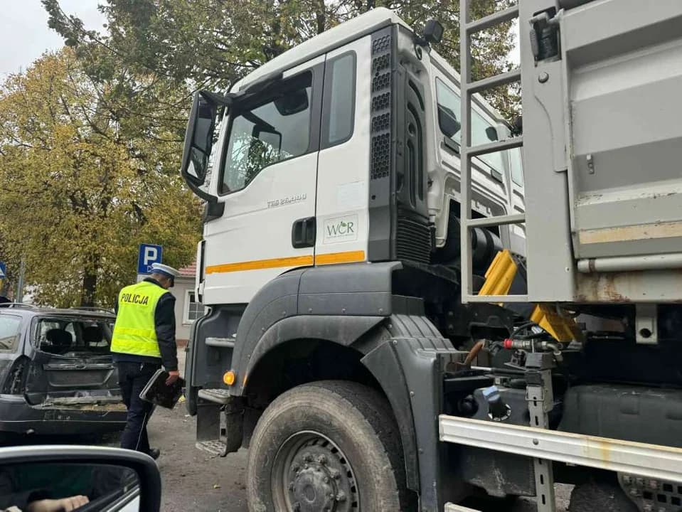 W centrum Jarocina miał miejsce karambol sześciu aut. Jedna osoba została poszkodowana [AKTUALIZACJA, ZDJĘCIA]