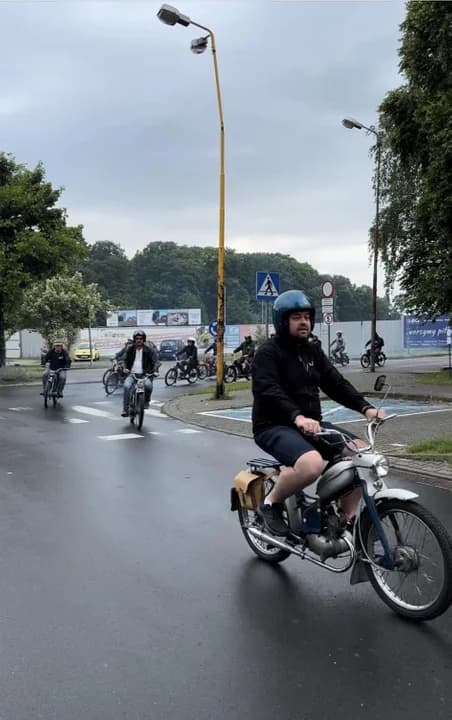 Jadą na starych dwusuwach przez kraj. W serwisie Żuk