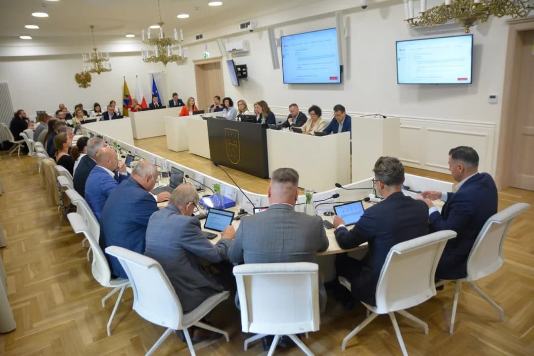 Głosowanie w sprawie wotum zaufania dla burmsitrza poprzedziły opinie klubów radnych.