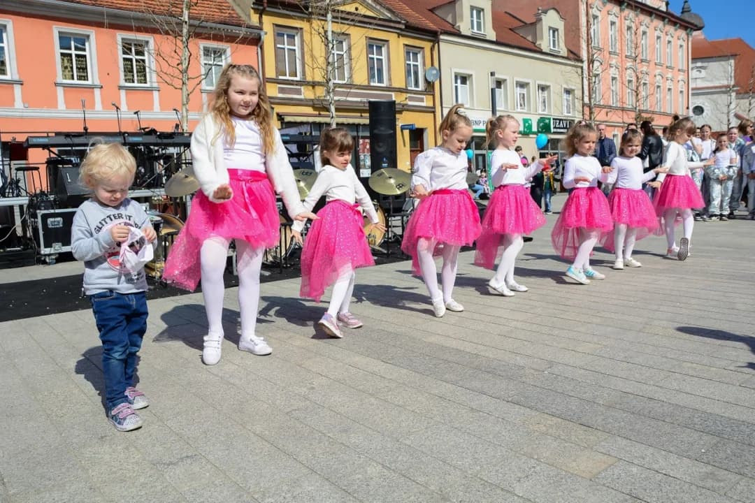 Przez kilka godzin szukali zajączków w centrum Jarocina. Wielkanocna gra miejska z nagrodami [ZDJĘCIA] — zdjęcie 2 z 90